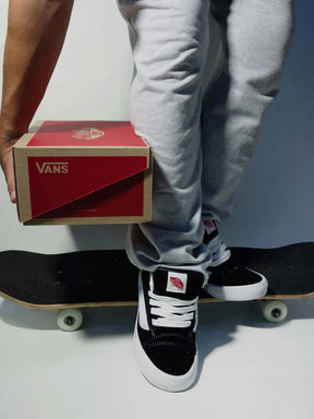 VNS Knu Black white (ÚLTIMOS PARES)