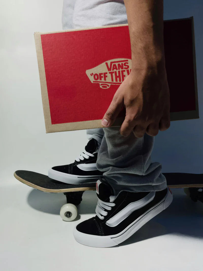 VNS Knu Black white (ÚLTIMOS PARES)