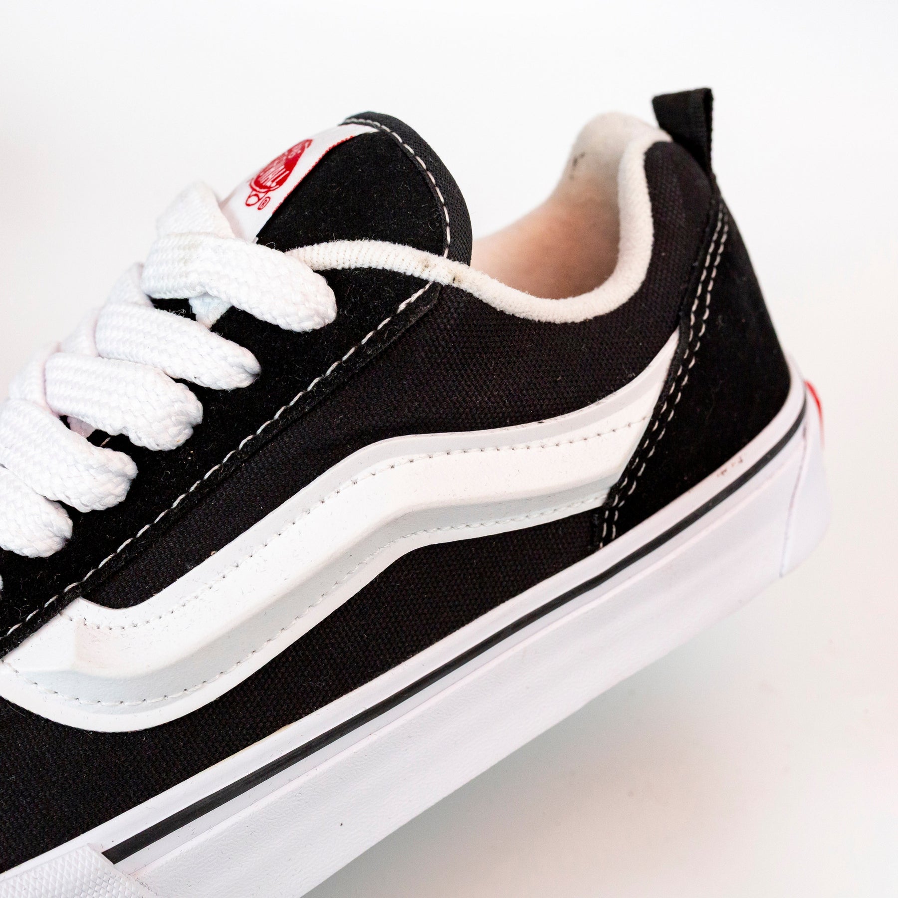 VNS Knu Black white (ÚLTIMOS PARES)